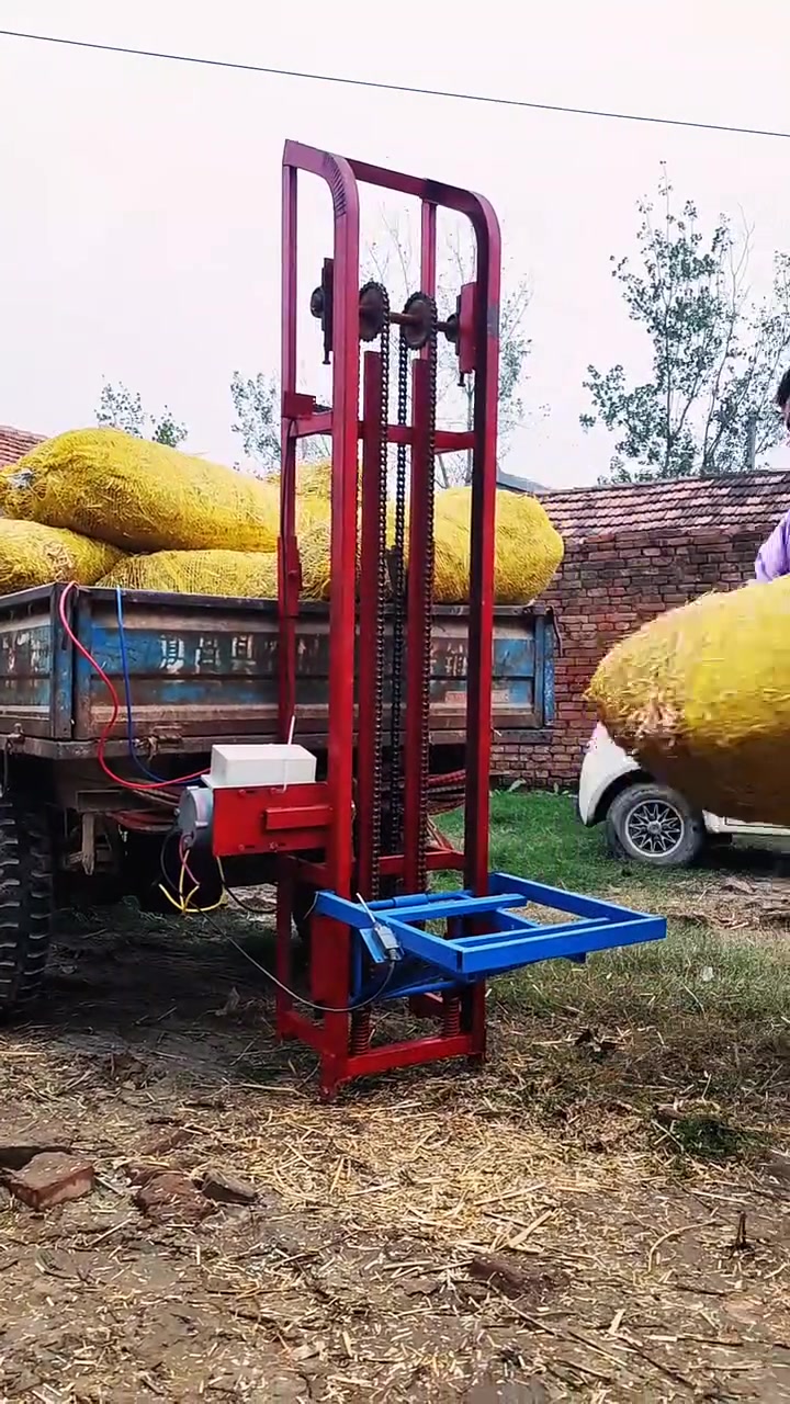 24伏车载电瓶带动的小方捆小方包玉米秸秆装车神器草捆装车神器草包装