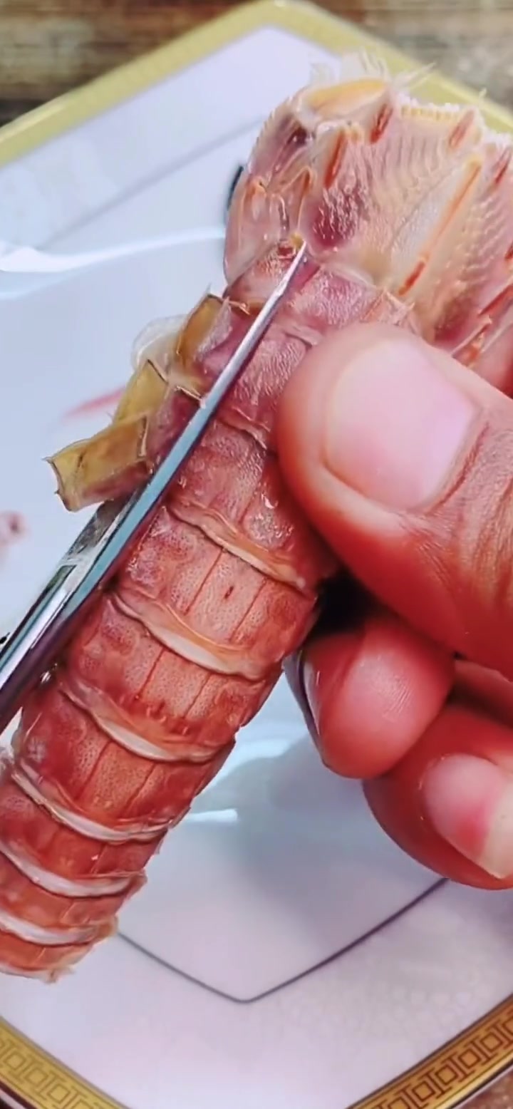 跟家人们分享一下皮皮虾的正确吃法