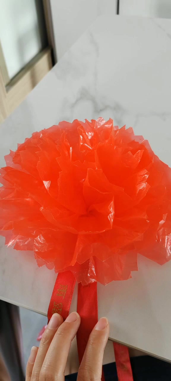 垃圾袋制作大红花,环保又美丽!