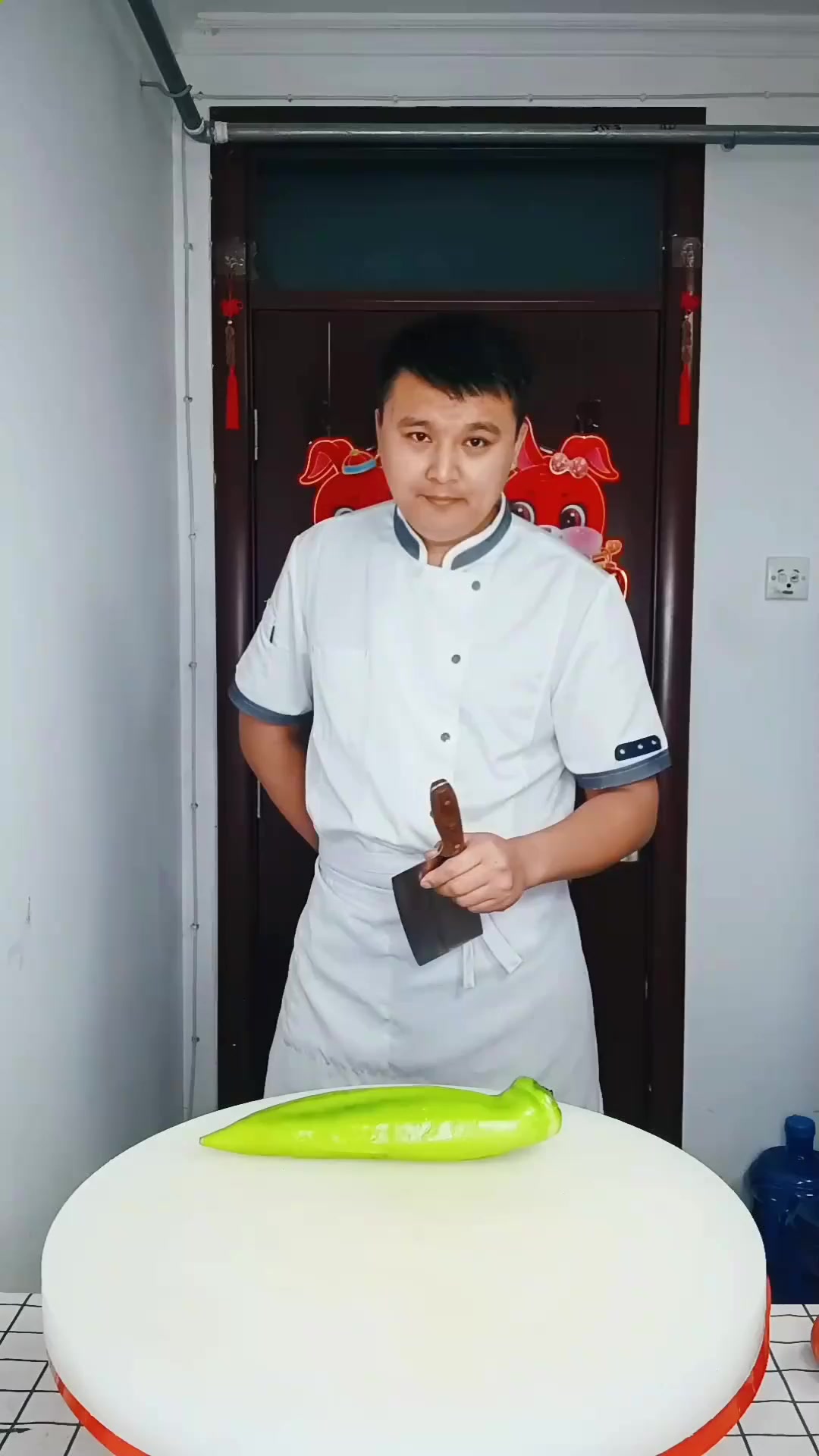 青辣椒的最简单切法是将其切成菱形片