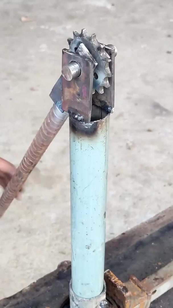 一条铁链焊接以后变成一个千斤顶