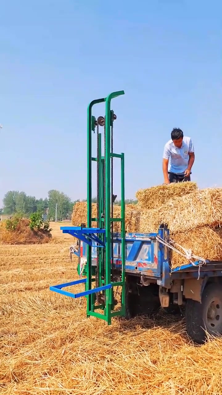 方草包秸秆装车神器草捆装车机草捆提升机,24伏电瓶带动装草机