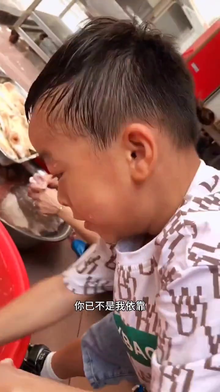 广州六岁小男孩每天放学帮妈妈卖卤菜,打包,刷碗