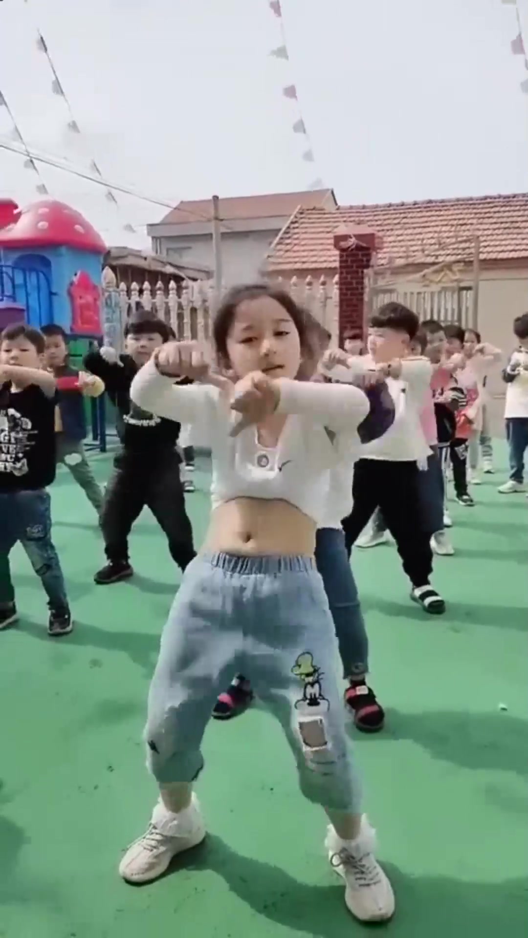 这绝对是幼儿园的老大,舞蹈太带劲了