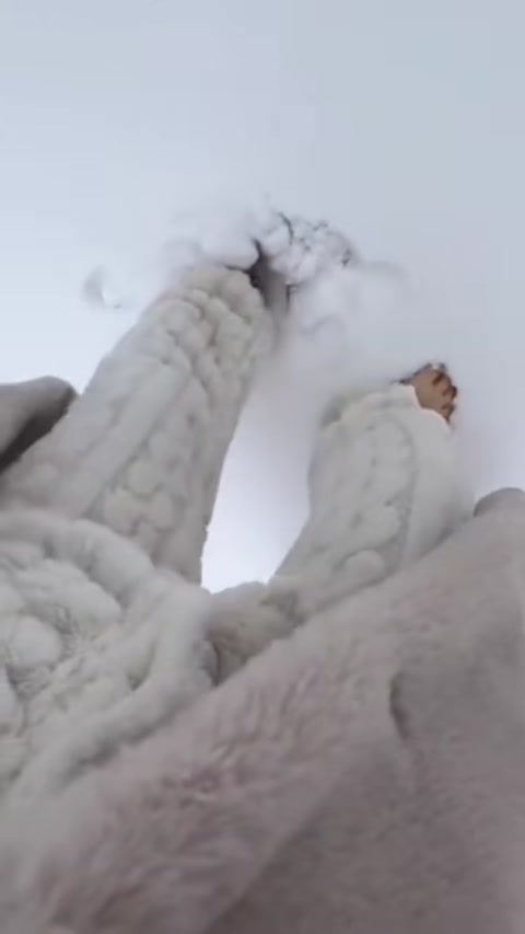 甜妹光脚踩雪地初体验,脚趾被冻得通红通红