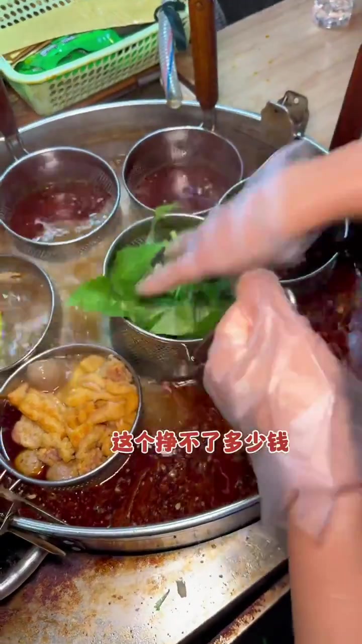 重庆街头的麻辣烫 100块钱一份 香香辣辣好过瘾 你们感觉值不值?