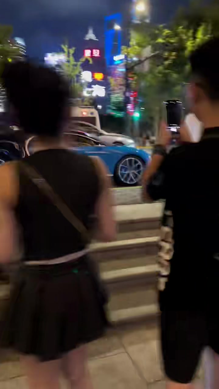 上海外滩惊现布加迪chiron,这么多人追着拍,路边的小姐姐都惊呆了