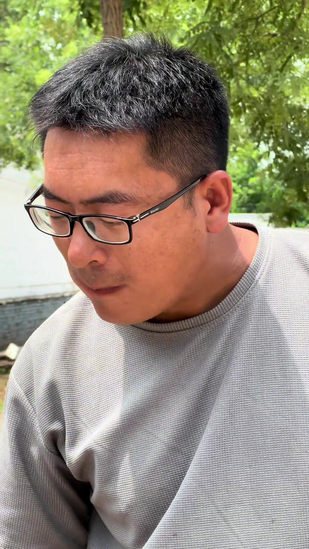 红薯面窝窝头碾成大片,再蘸个蒜汁
