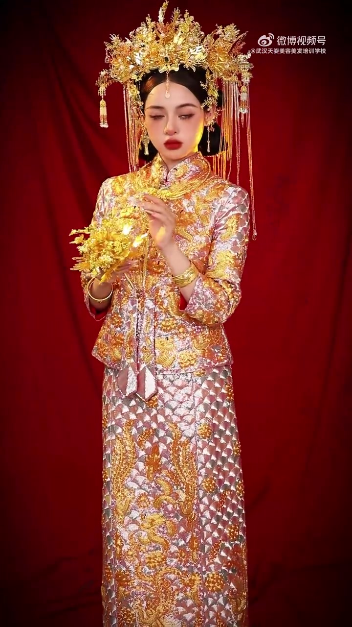 封神款奢贵凤冠&顶级潮绣褂皇嫁衣黄金饰品
