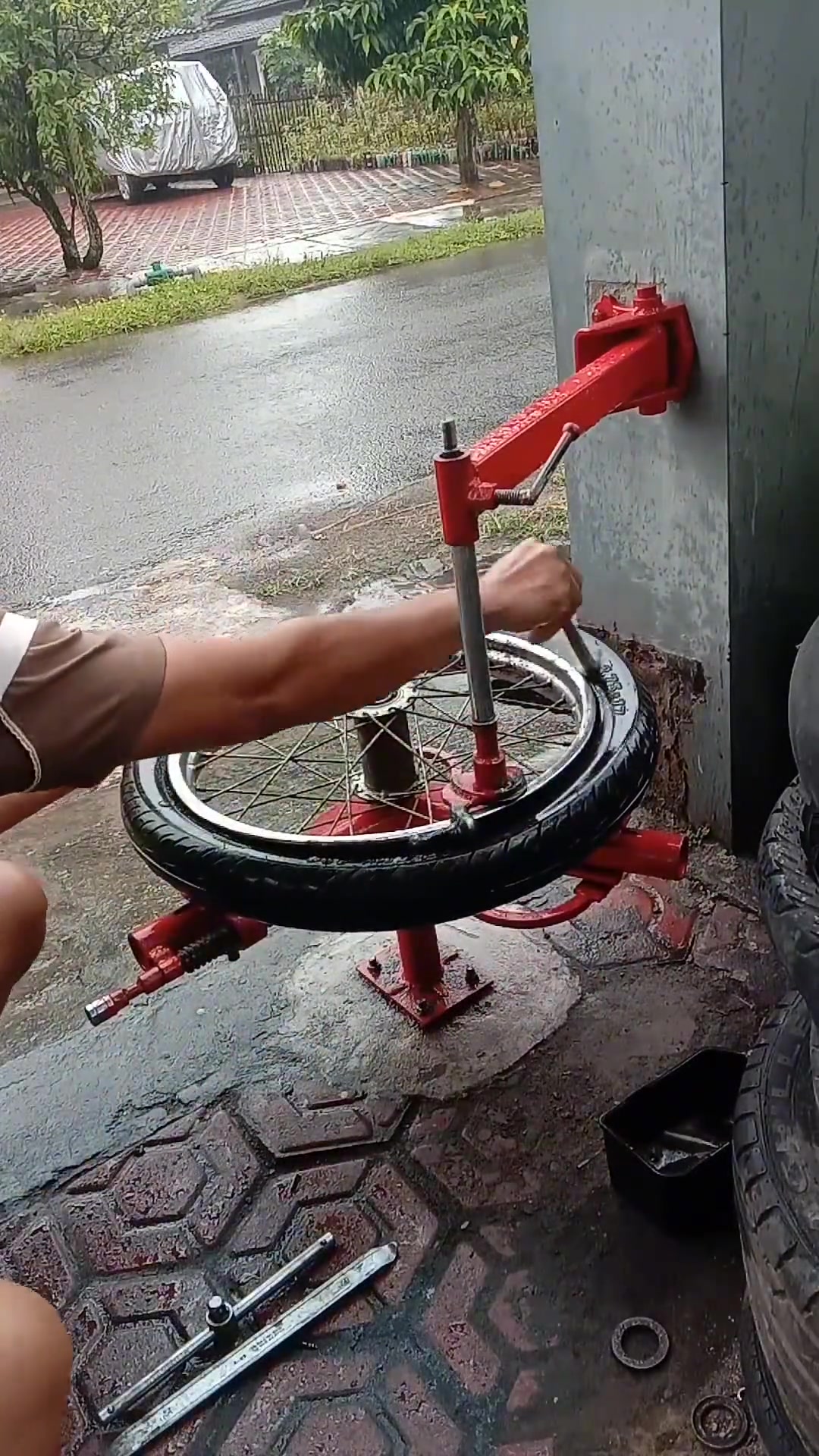 修车老师傅自制工具.
