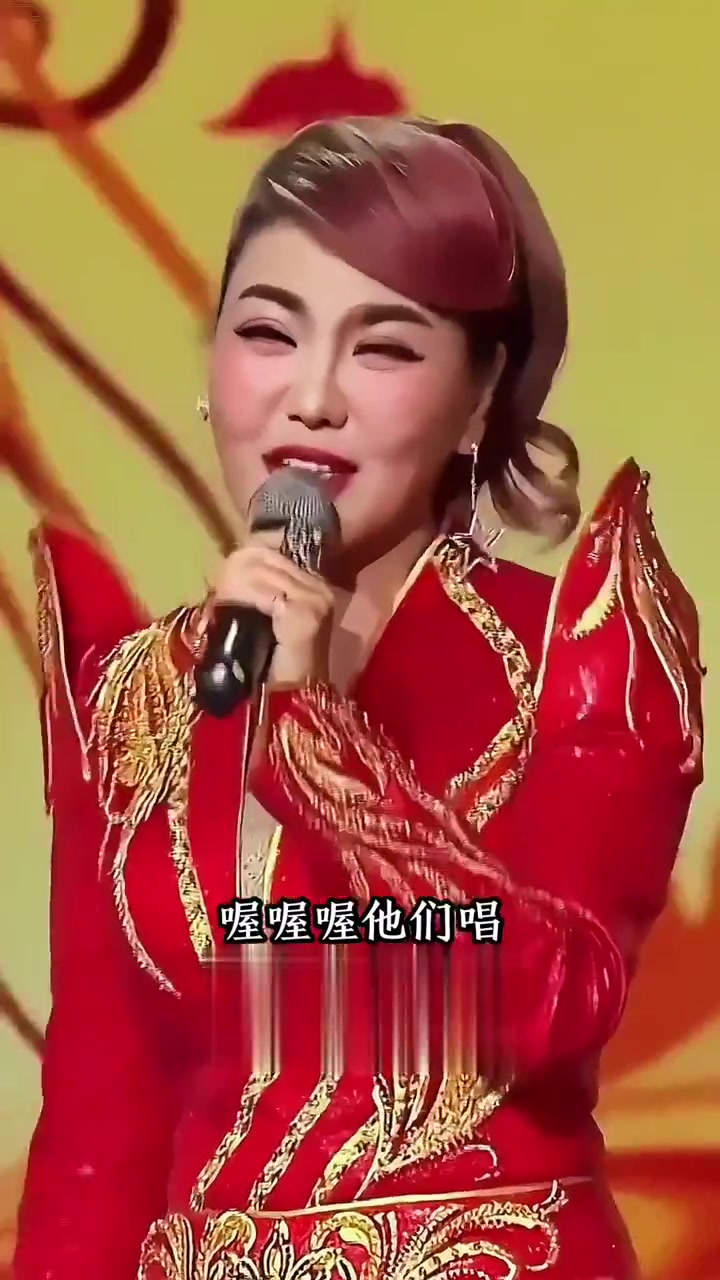 乌兰图雅 走在乡间的小路上