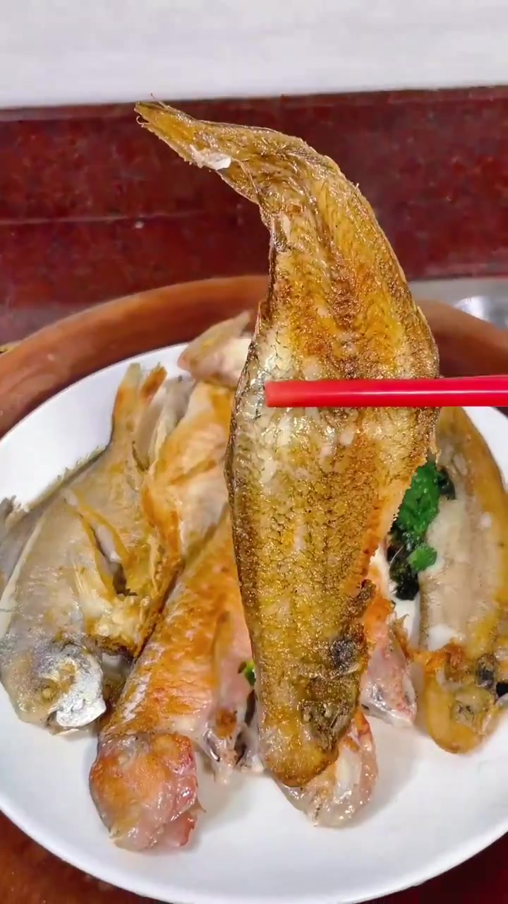 杂鱼用盐腌制入味,煎至两面金黄,鲜香肉美,潮汕的味道