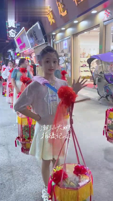 潮汕女孩挑花篮担花篮谷饶花篮女孩潮汕民俗文化