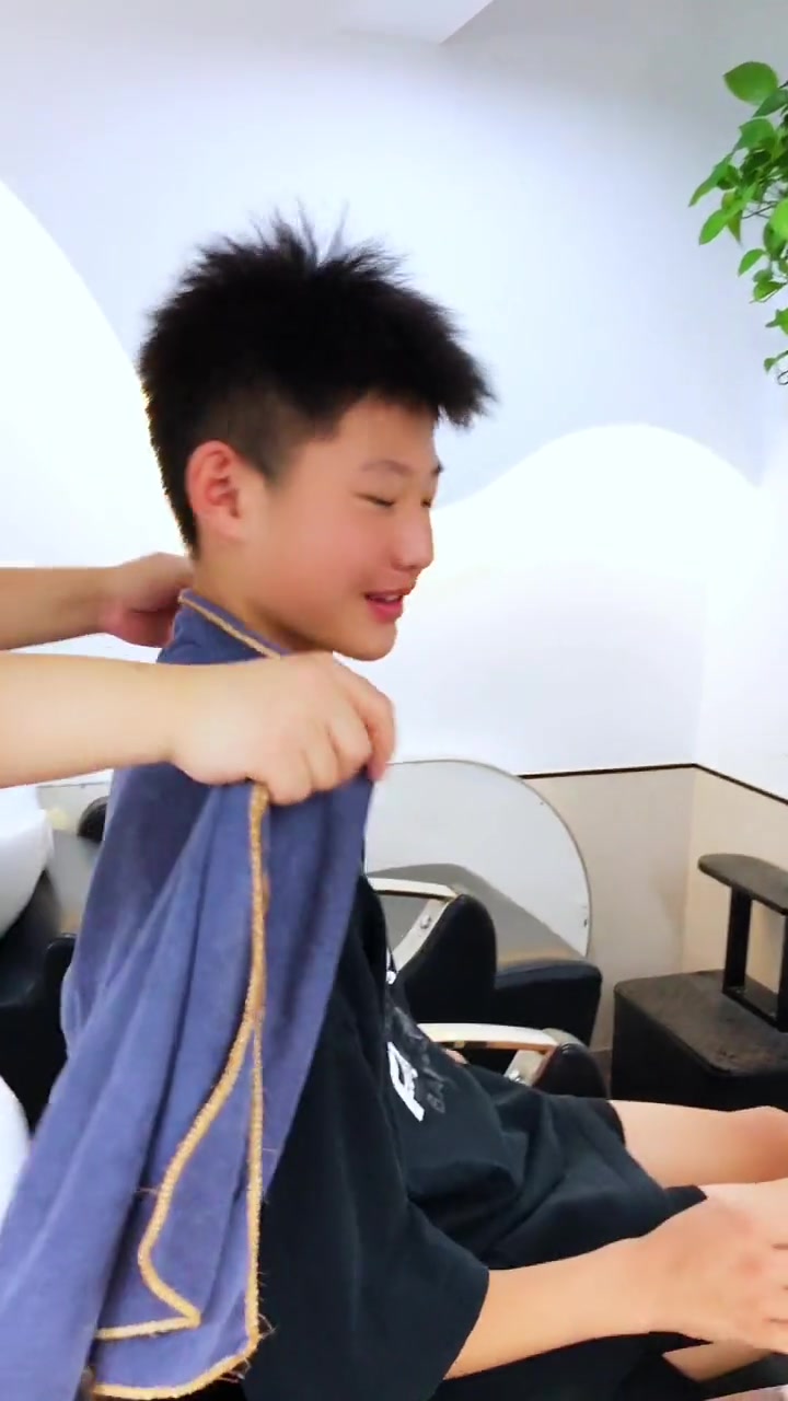 开学季,收到学校通知男生一律寸头