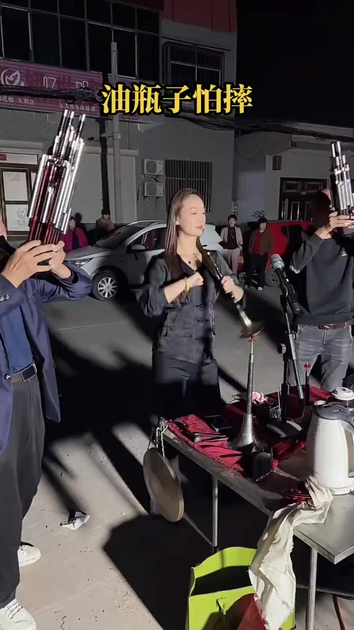 民间唢呐演奏视频 舞台无处不在跟着节奏嗨起来