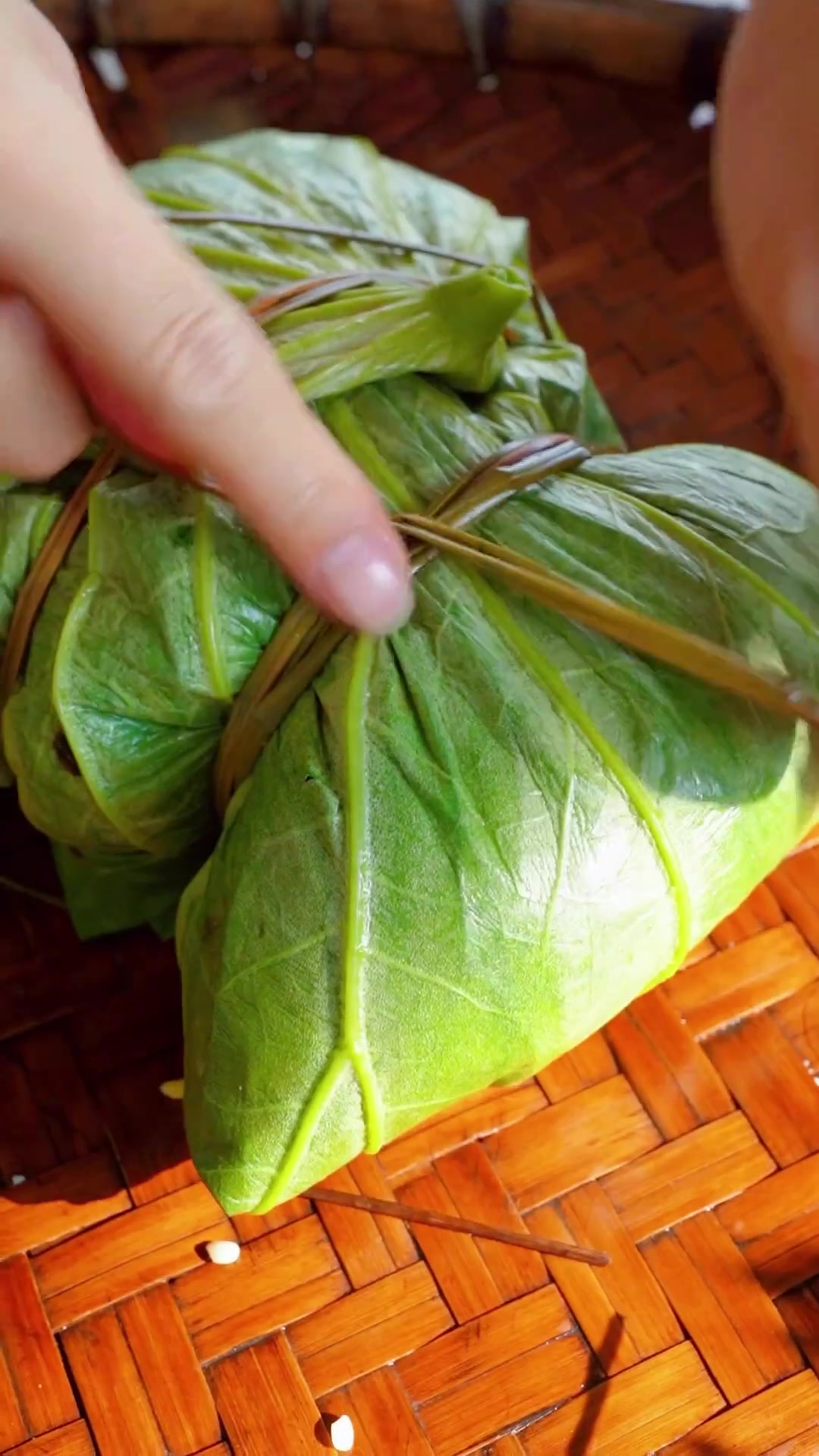 和村里的阿姨们一起包壮乡荷叶粽,口感软糯,肉香四溢,祝大家端午安康