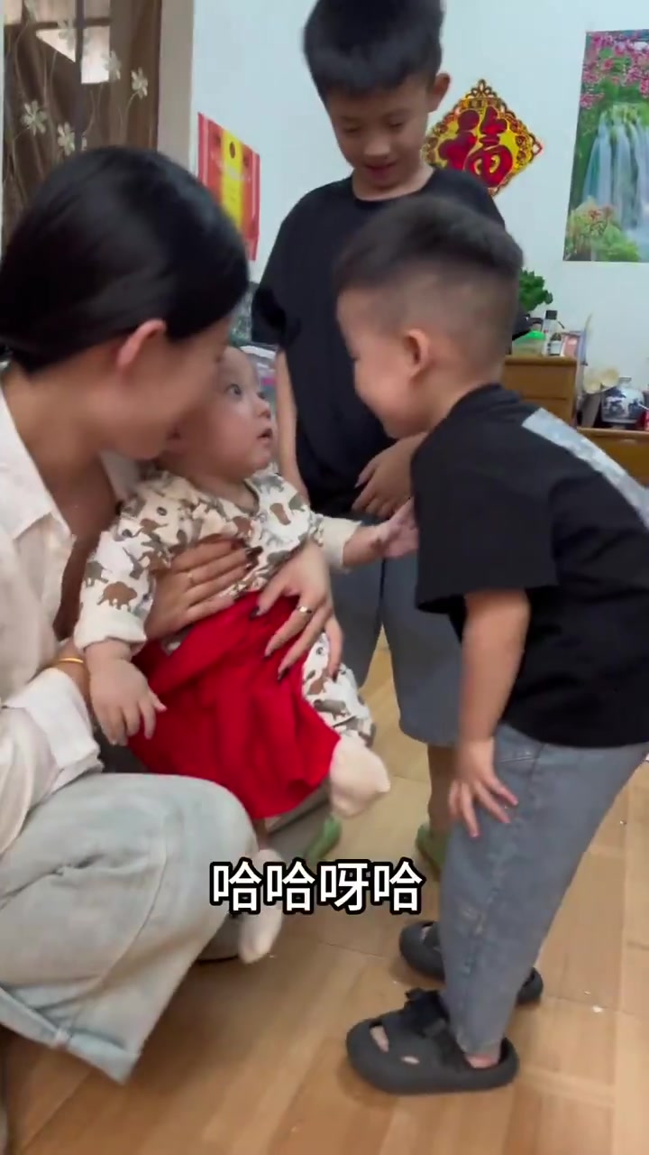 二表哥中秋放假了 带着嘉奕去接仔仔