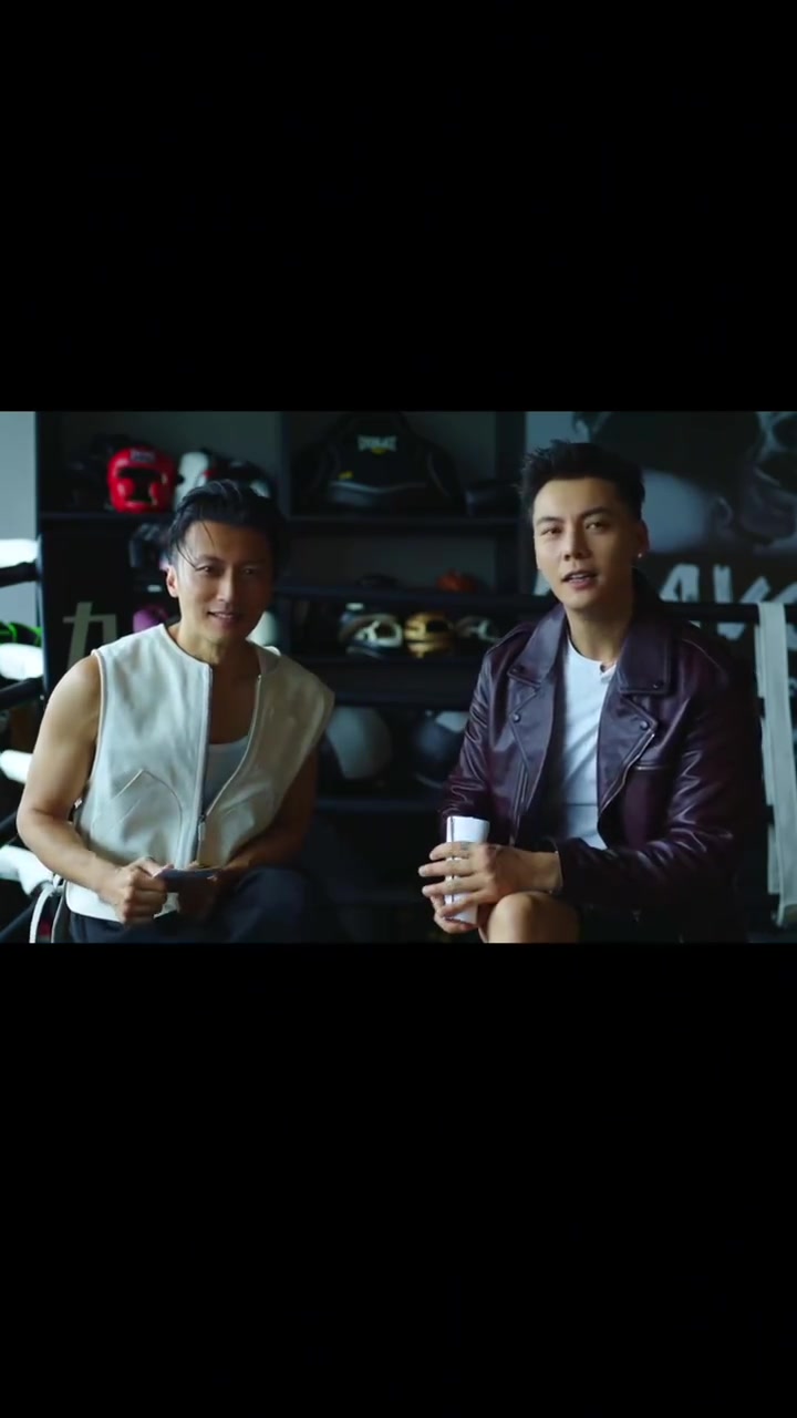 陈伟霆谈谢霆锋生气时的表现是什么样的,模仿得好像