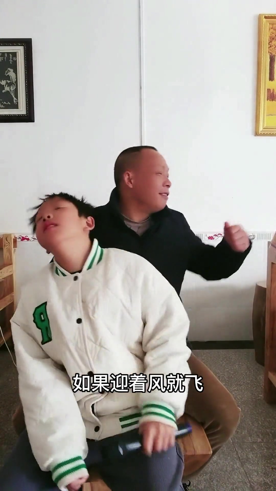 儿子放月假了 这小棉袄给老爸整崩溃了!