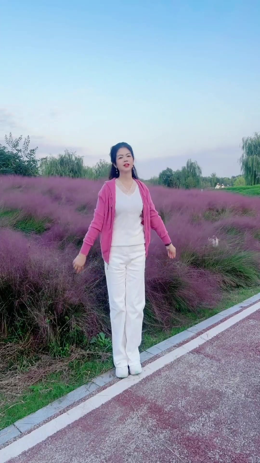 几个简单易学站姿拍照,一个人也能轻松拍出美照,喜欢可以学起来