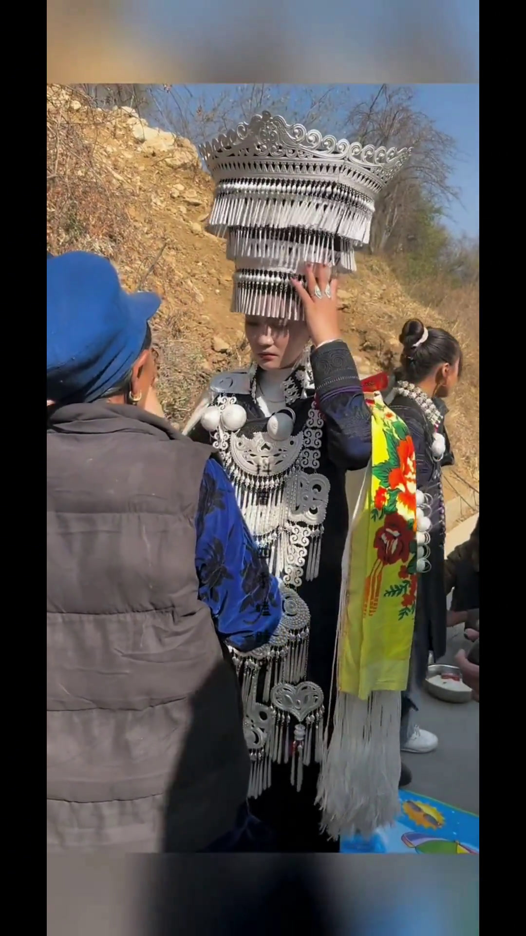 四川省彝族姑娘出嫁民族特色民族文化