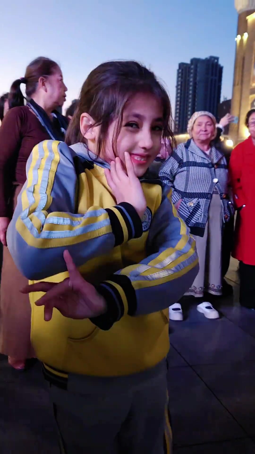 小天使娜菲莎新疆舞,可爱漂亮的小姑娘一双眼睛:那是两汪深邃的清泉