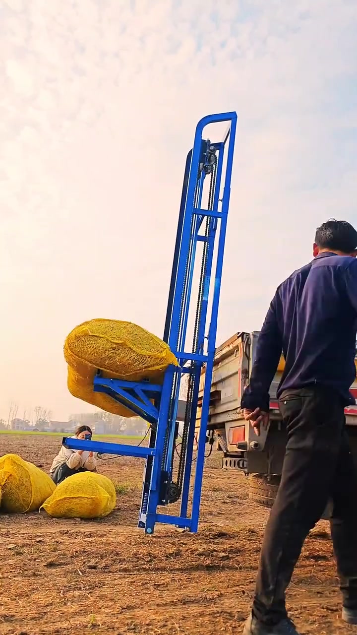 24伏车上的电瓶带动的草捆装车神器草捆装车机提升机,小方捆小方包装