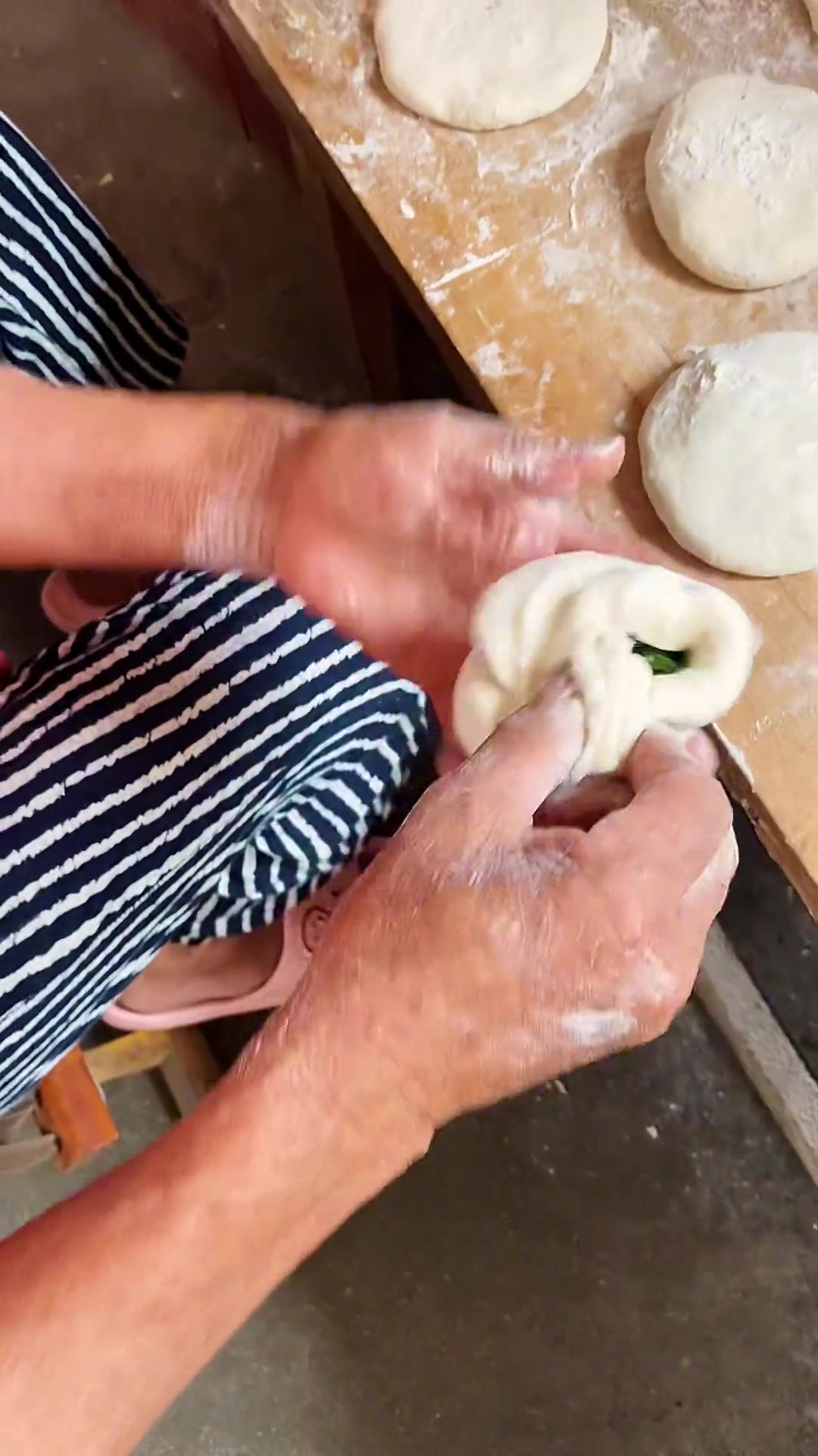 家门口的银银菜长的太旺了,用银银菜叶子烙个饼吃烙饼