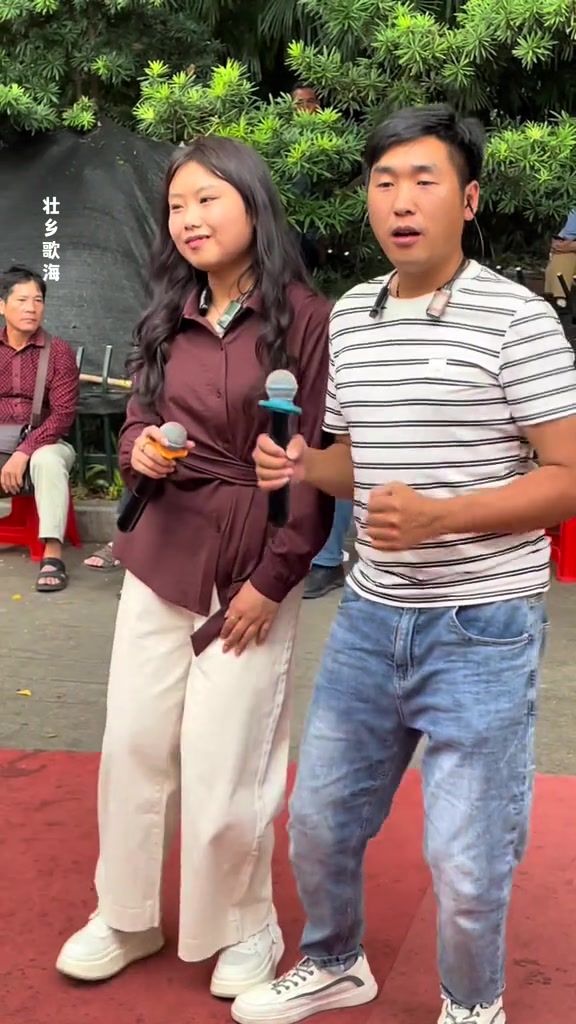 我带妹妹捉泥鳅 少数民族风情