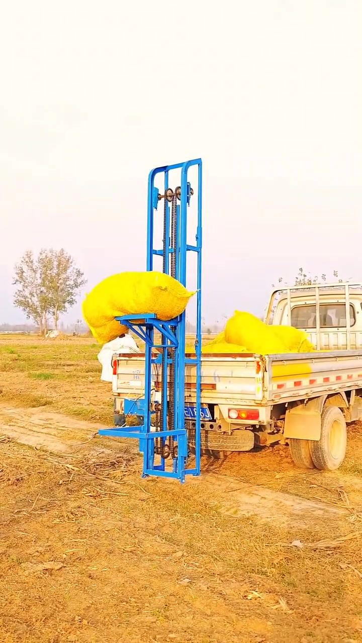 小方捆小方包玉米秸秆装车神器,24伏草捆装车神器草捆提升机装车机