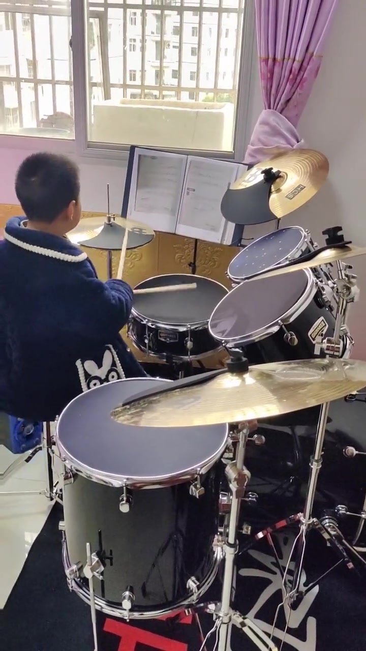 架子鼓小男孩一起学打鼓