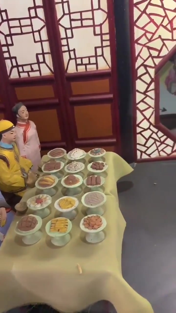 古代皇帝一人吃一桌子饭菜,那么皇帝吃剩的饭菜,都去哪里了呢