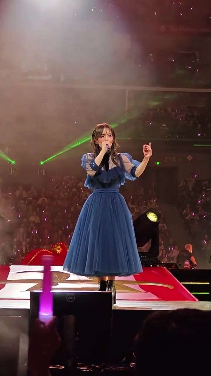 滨崎步的演唱会妆造比她的歌还过时,也只能卖卖情怀了