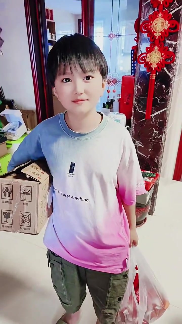 好久没见到小臭臭了,好像长高一点.