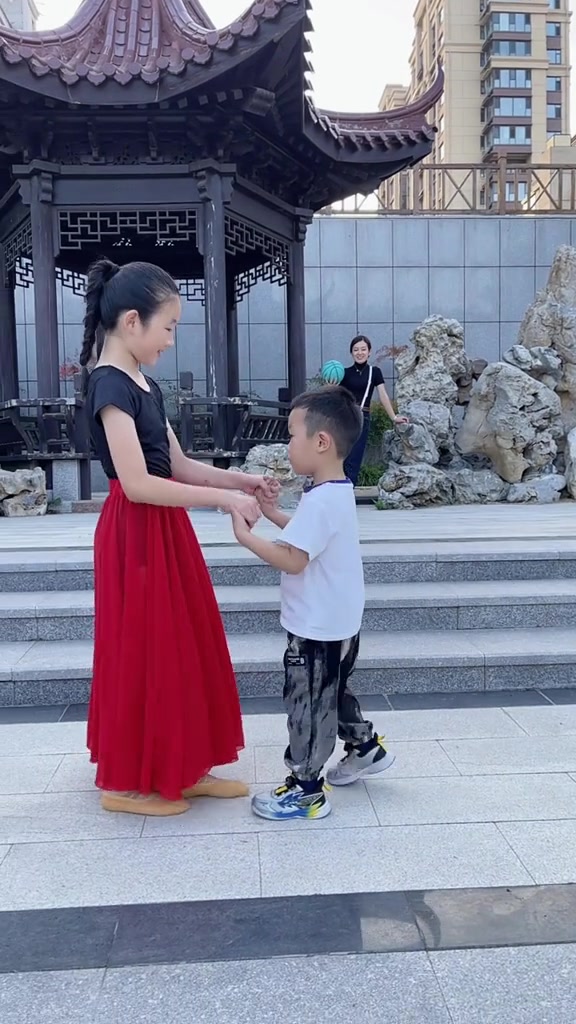 终于盼着弟弟长大了,可以带着弟弟一起跳舞了 姐弟俩的快乐时光
