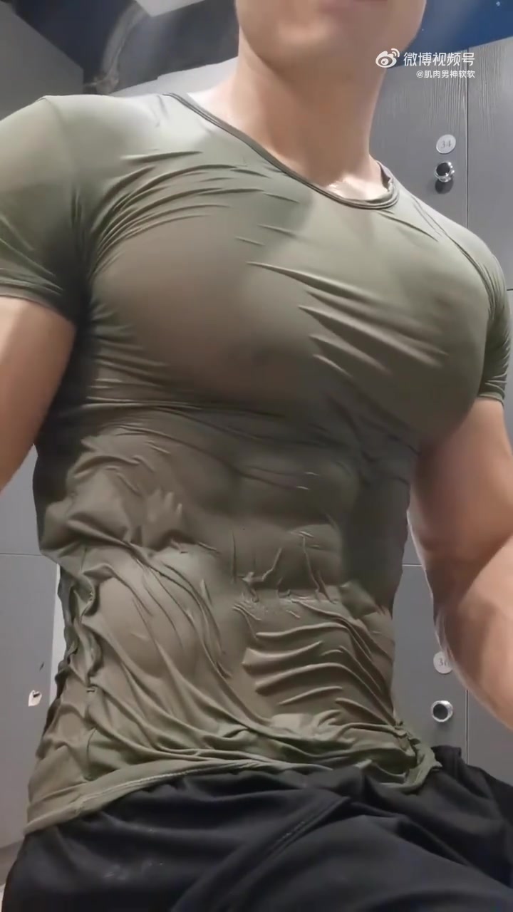 衣服也无法掩盖流汗的八块腹肌