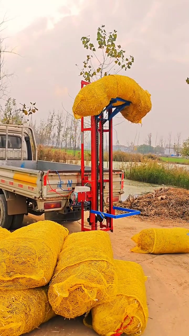 小方捆小方包玉米秸秆装车神器草捆装车机提升机,方捆秸秆轻松上车