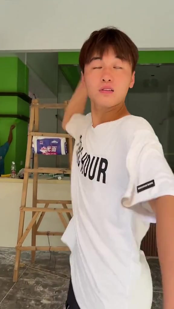 今天太阳打西边出来了,倒霉居然请我跟仔仔吃香喝辣!