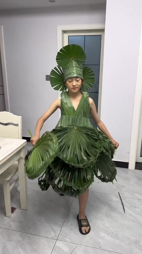 捡几片树叶做了个扇子衣服,这衣服穿起来不怕热