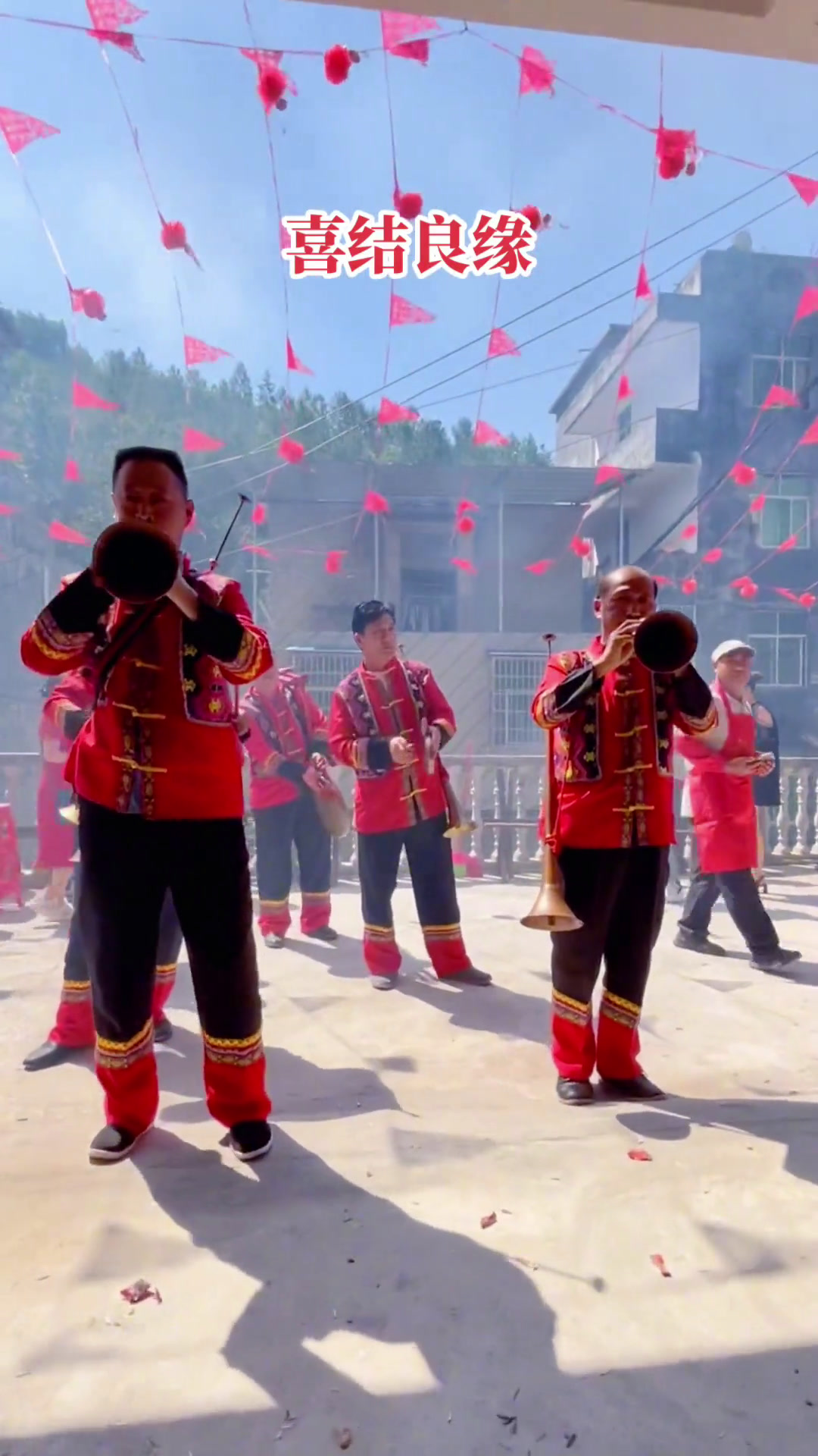 土家迎亲唢呐队来了,唢呐声声喜洋洋,花车迎亲大吉祥,这种声乐听起