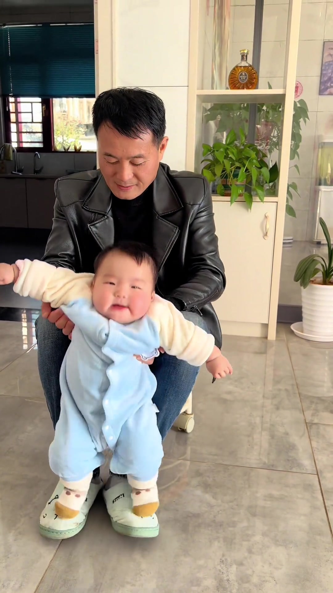 徐小宝昨天和今天已经开始吃米糊啦~我们变成大宝宝喽