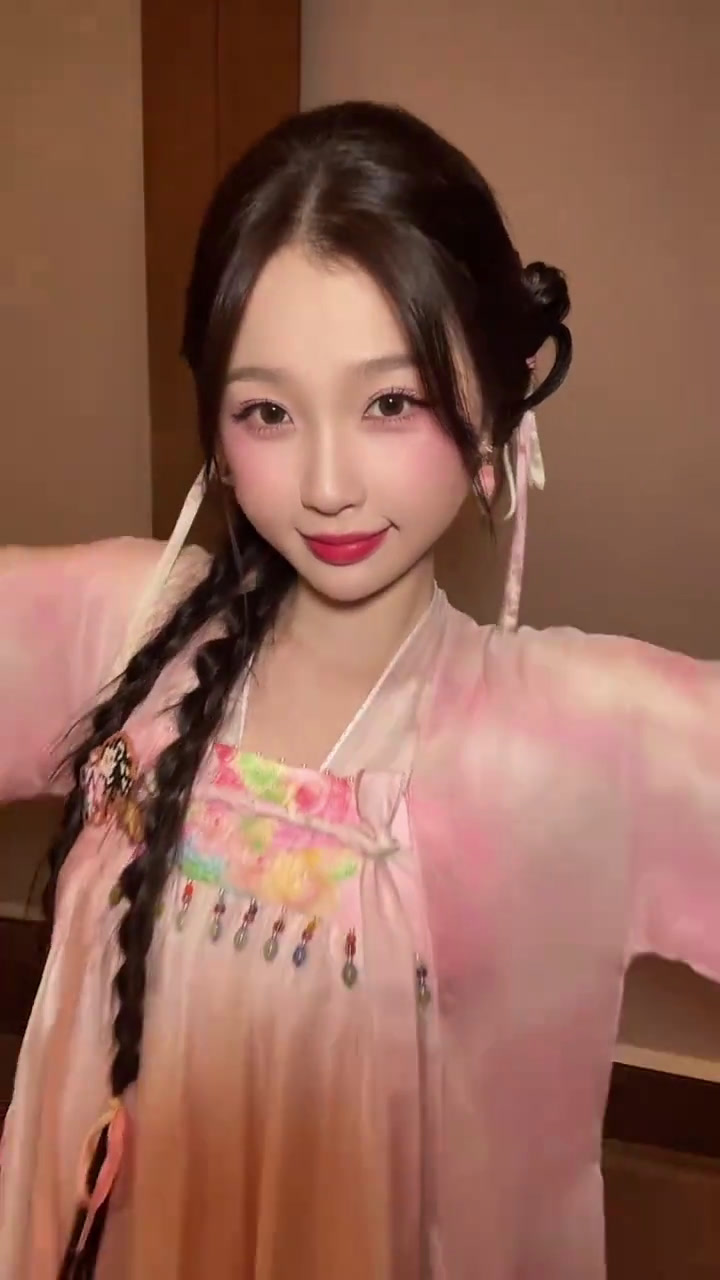 可爱今天又跳寄明月啦