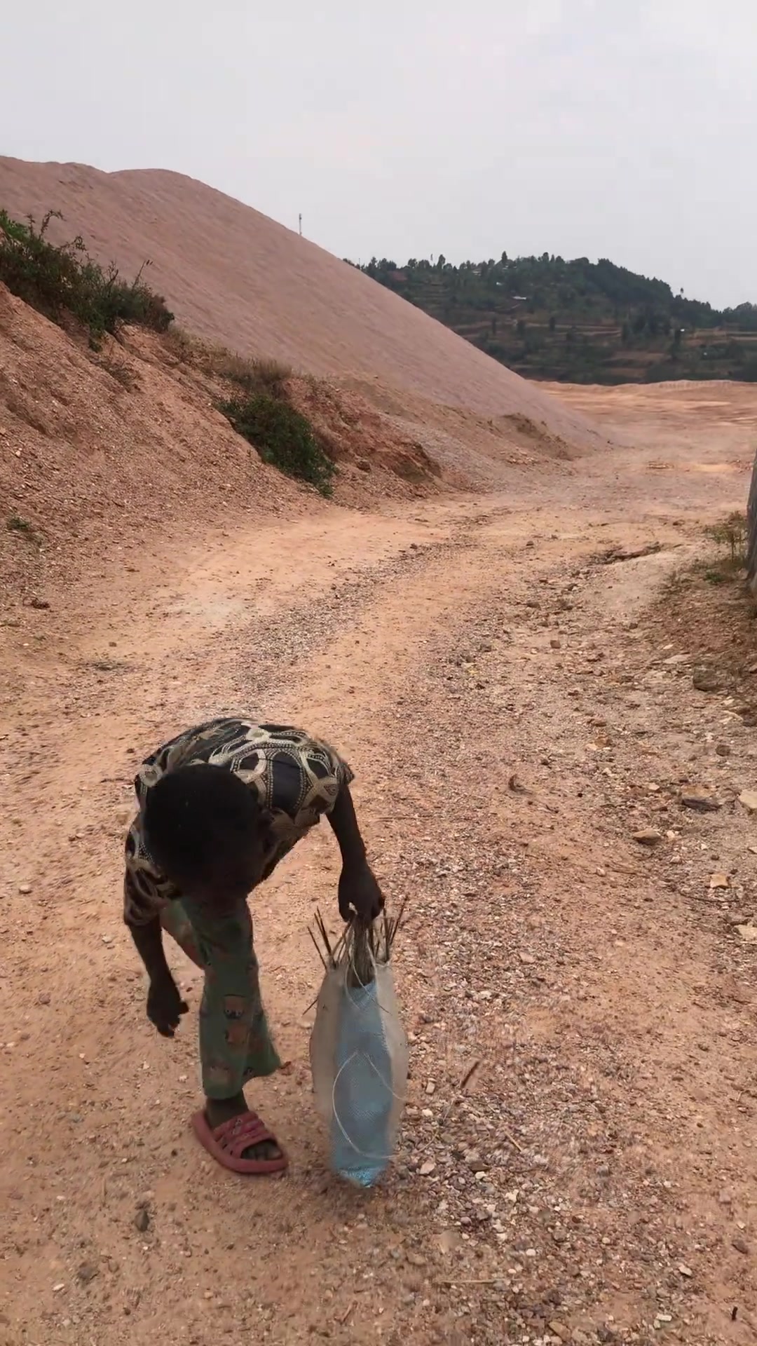 贼头贼脑的黑铁蛋,也不去上学,在家里拾荒捡垃圾卖钱.@非洲小