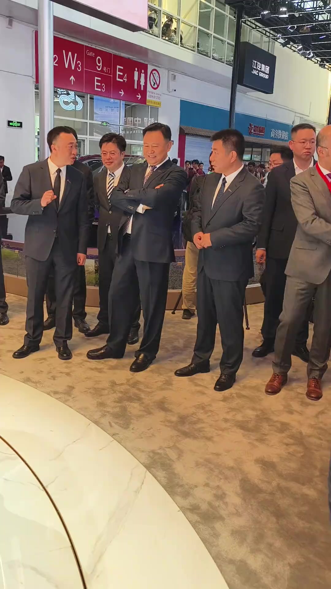 广州车展靳东与徐留平董事长同时品鉴红旗国雅!