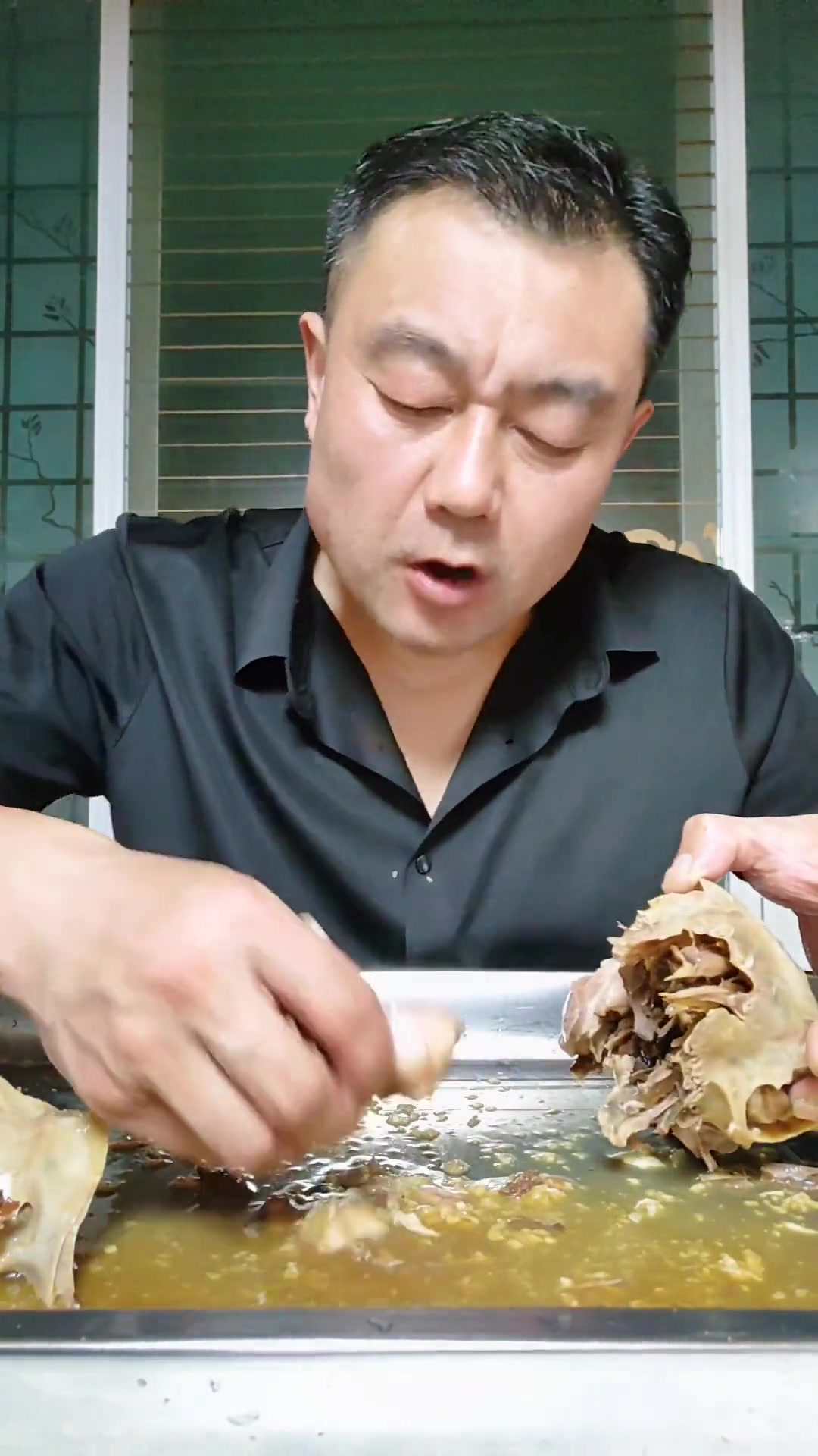 辉哥吃羊头,朋友们吃羊头了