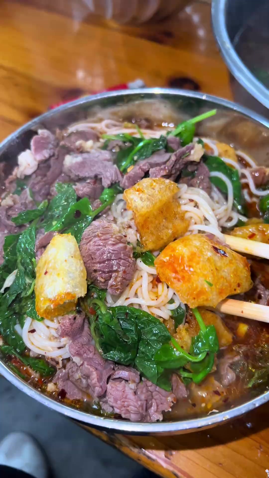 每次你们来勐混赶摆都是为了吃这口现切鲜牛肉撒撇米线吧～人间烟