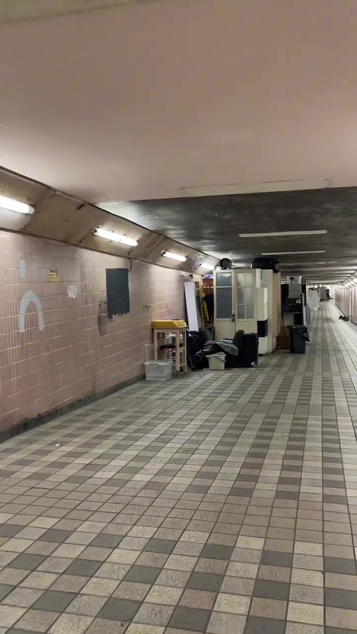 香港街头露宿者,在香港跑马地赛马会旁的街头露宿者