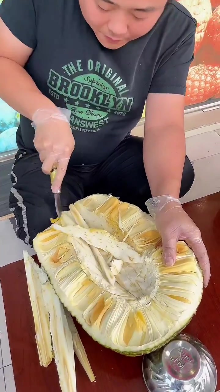 水果店剥菠萝蜜教程,你们是不是这样剥菠萝蜜的!