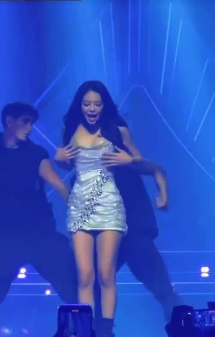 jennie金珍妮演唱会性感火辣现场,在舞台上真的很有魅力