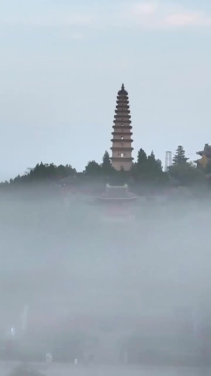 山西永济,雾气笼罩普救寺莺莺塔,宛如一幅流动的画卷.